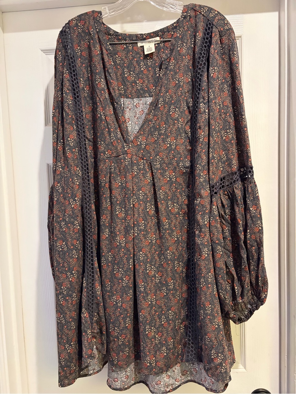 torrid Festi Boho Floral V-Neck Peasant Blouse — Navy with Rust Floral Size 4X